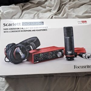 Focusrite Scarlett 2i2 Studio Audio Interface Bundle